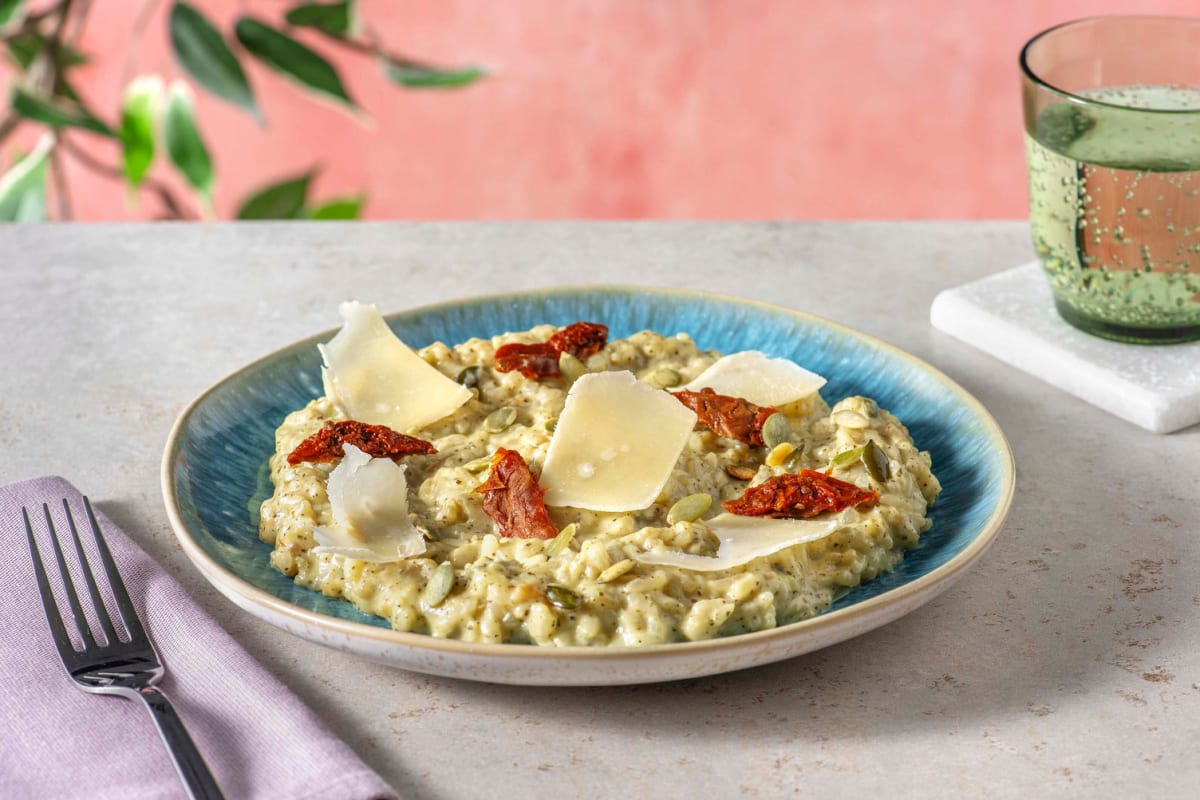 Risotto al Pesto Genovese mit getrockneten Tomaten und Kürbiskernen