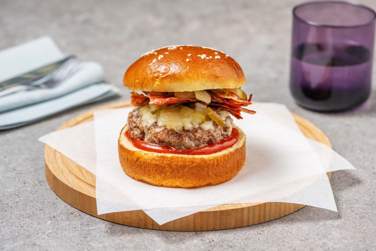 Cheeseburger met ontbijtspek en cheddar