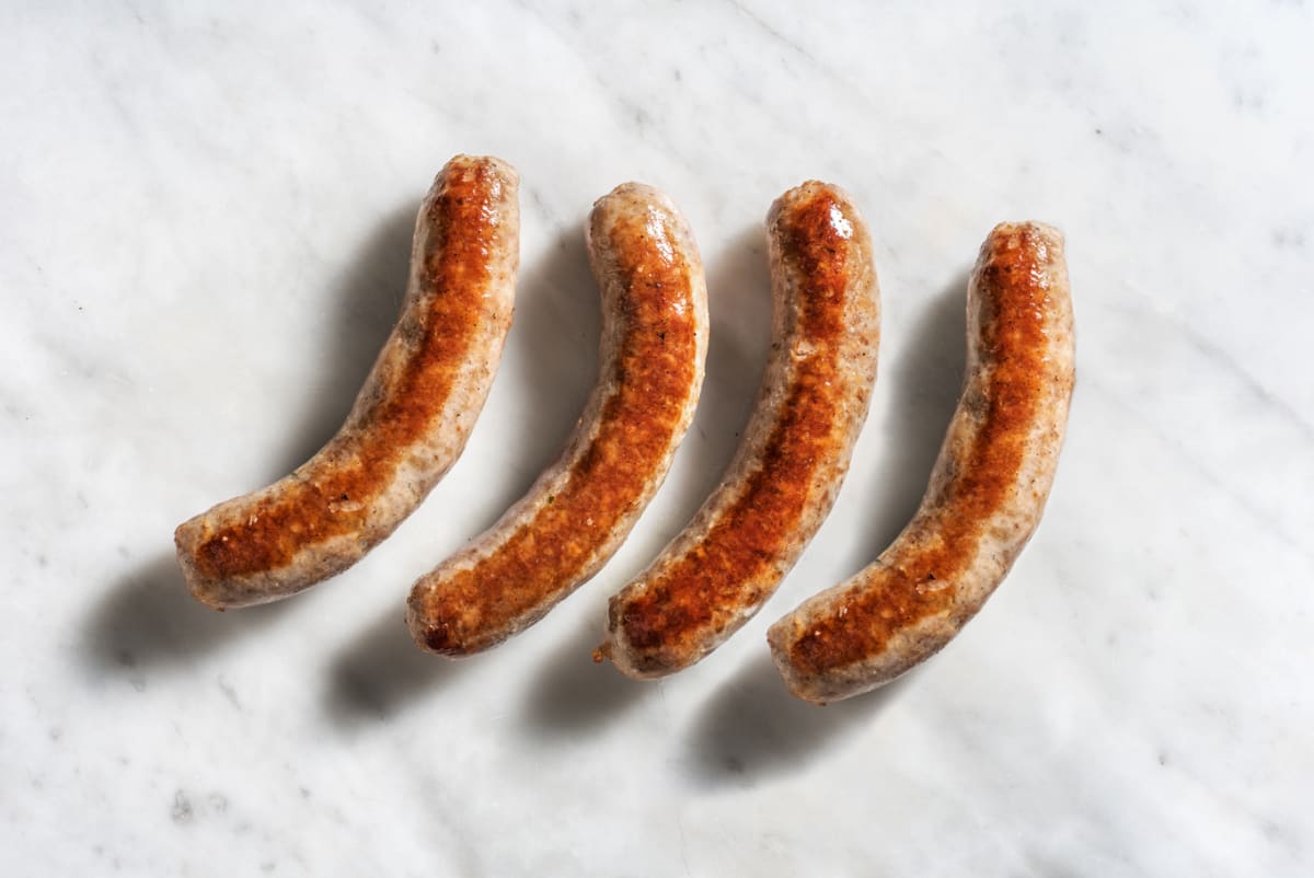 Varkensworstjes met zwarte peper en zeezout als extra