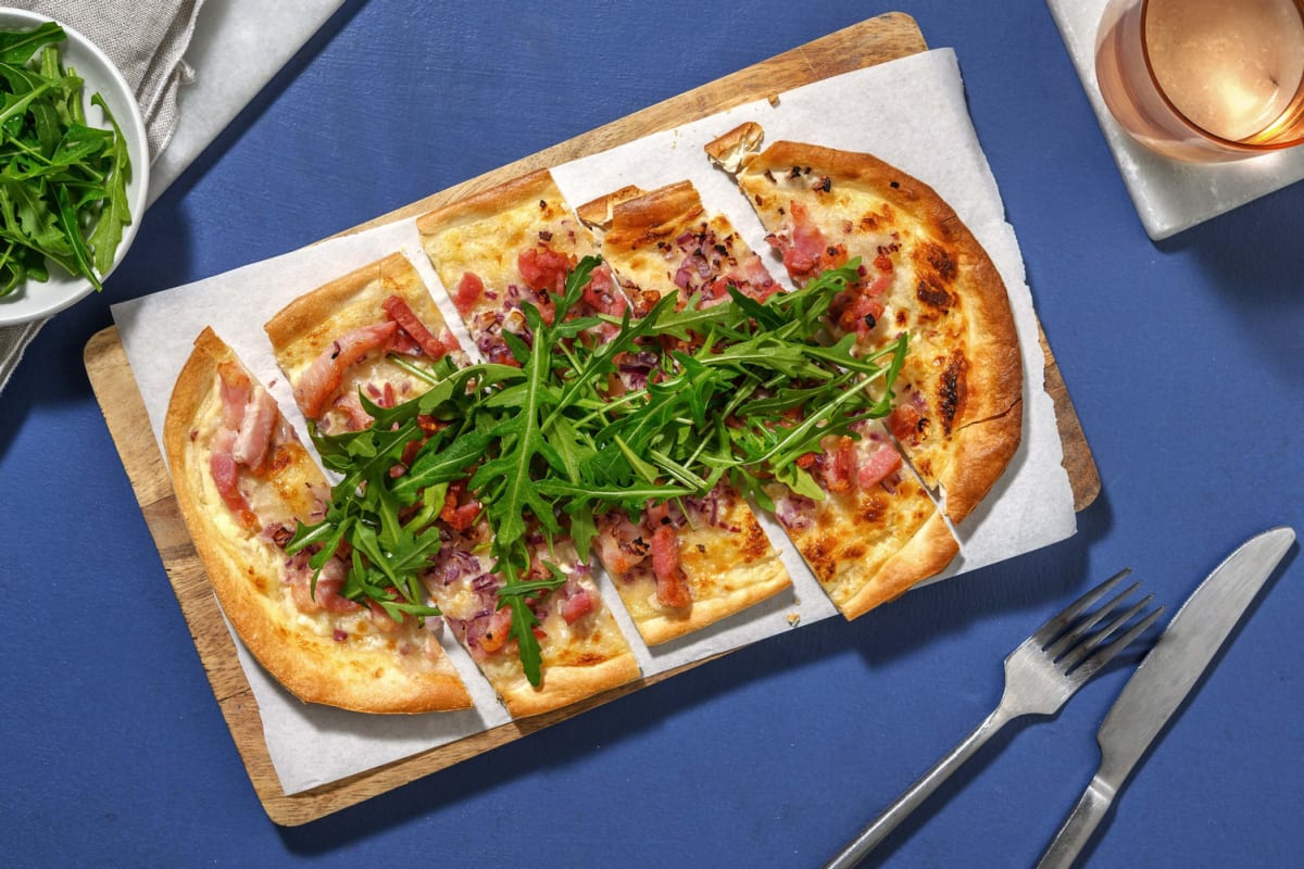 Flammkuchen met spek, rode ui en zure room