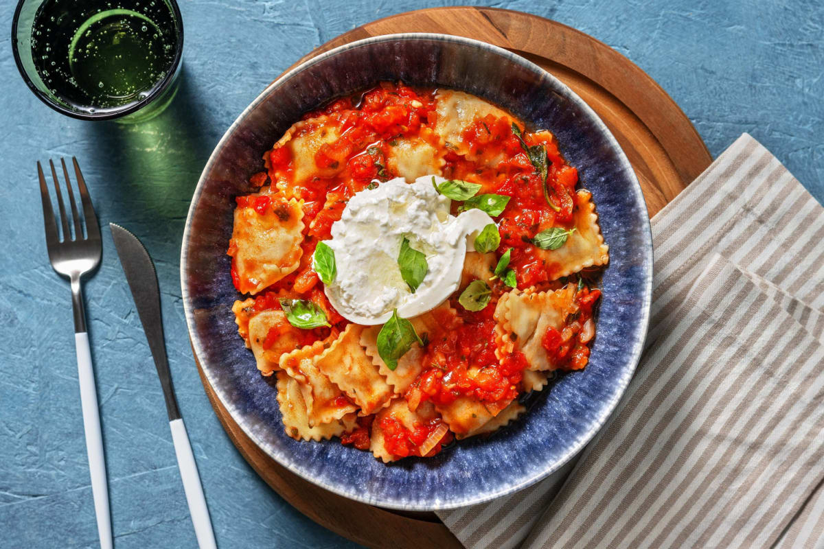 Spinazie-ricotta ravioli met Napolitana saus en burrata