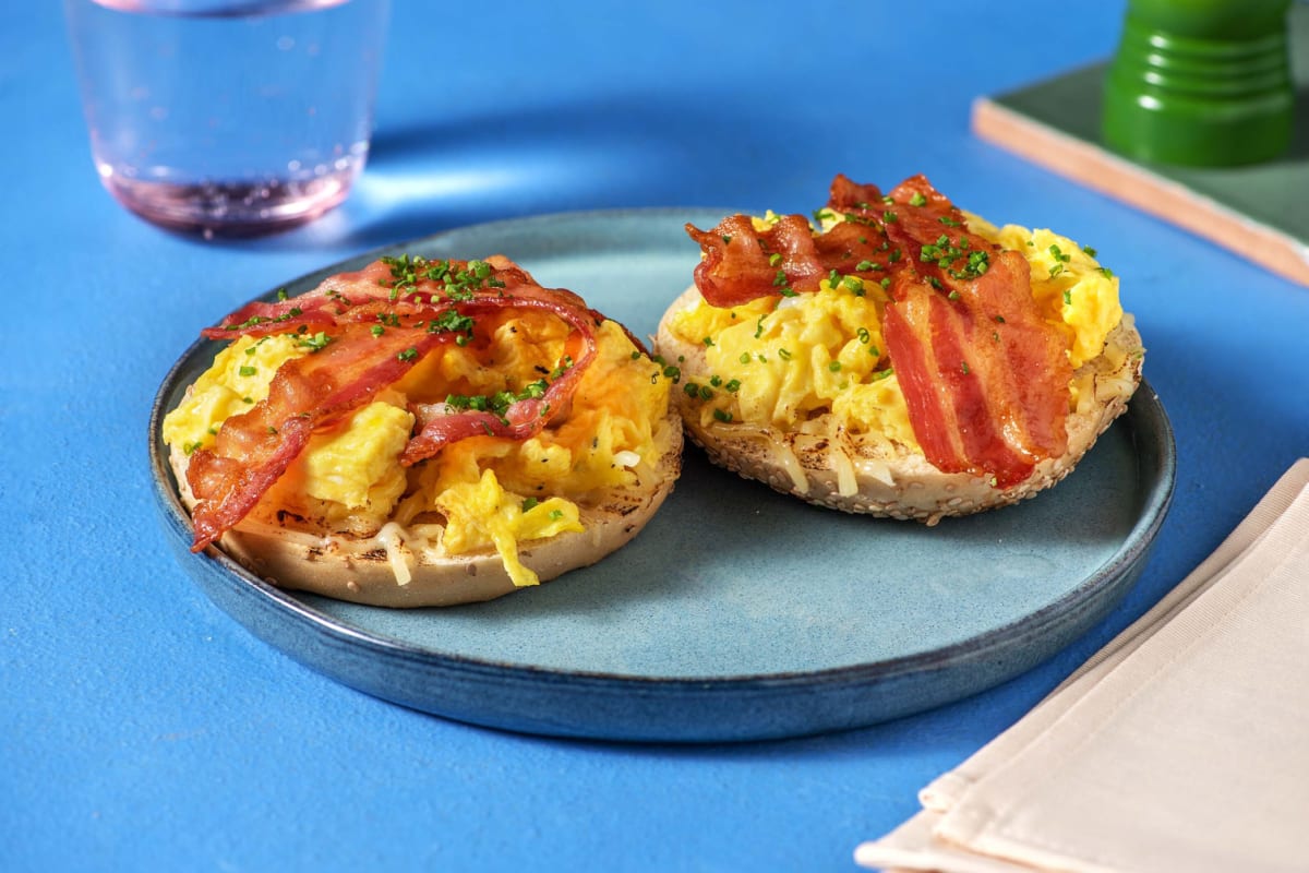 Bagel met roerei, ontbijtspek en oude kaas