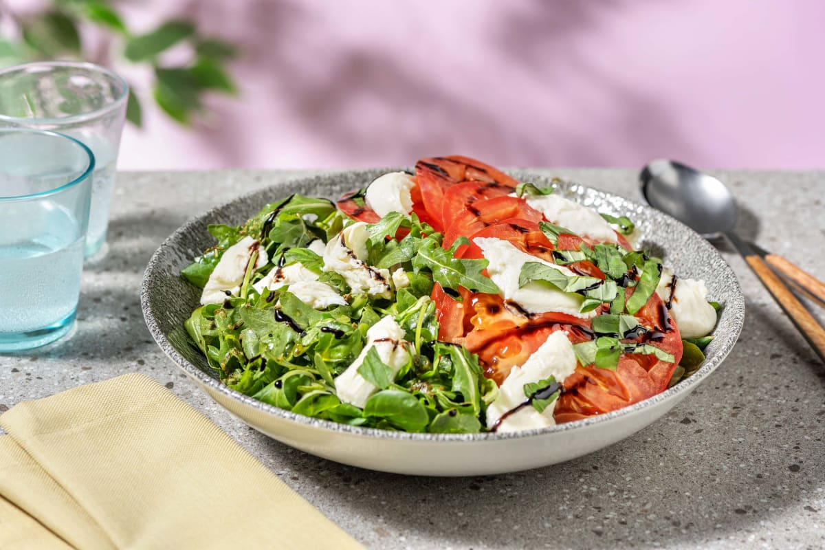 Salade met tomaat, buffelmozzarella en basilicum als extra