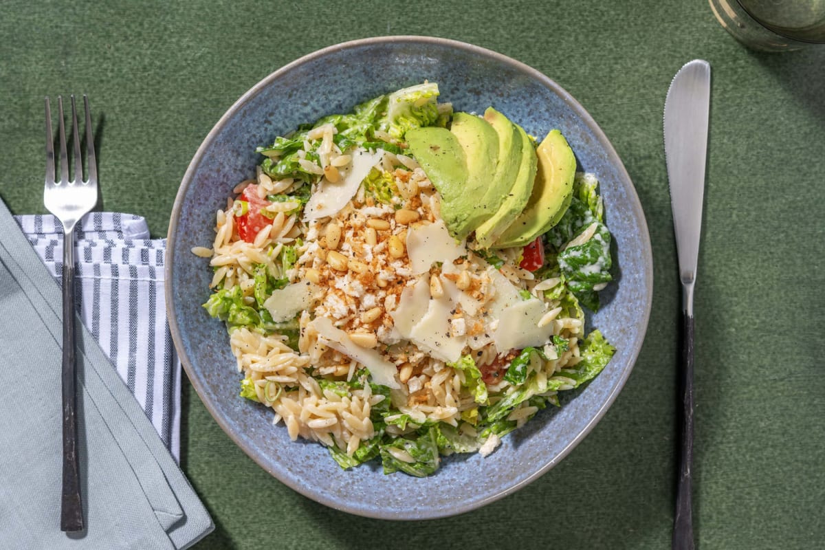 Veggie Orzo-Caesar-Salat mit Avocado & Tomate