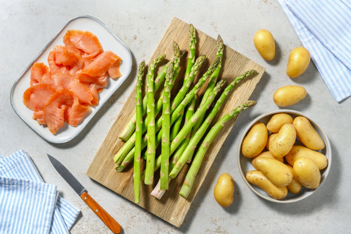 Frischer grüner Spargel aus Deutschland mit Räucherlachs und Kartoffeln