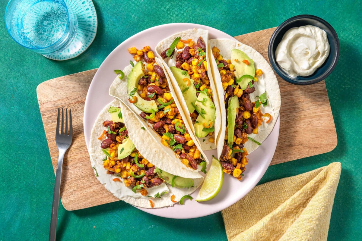 Tortillas mit Bohnen-Mais-Füllung aus dem Ofen