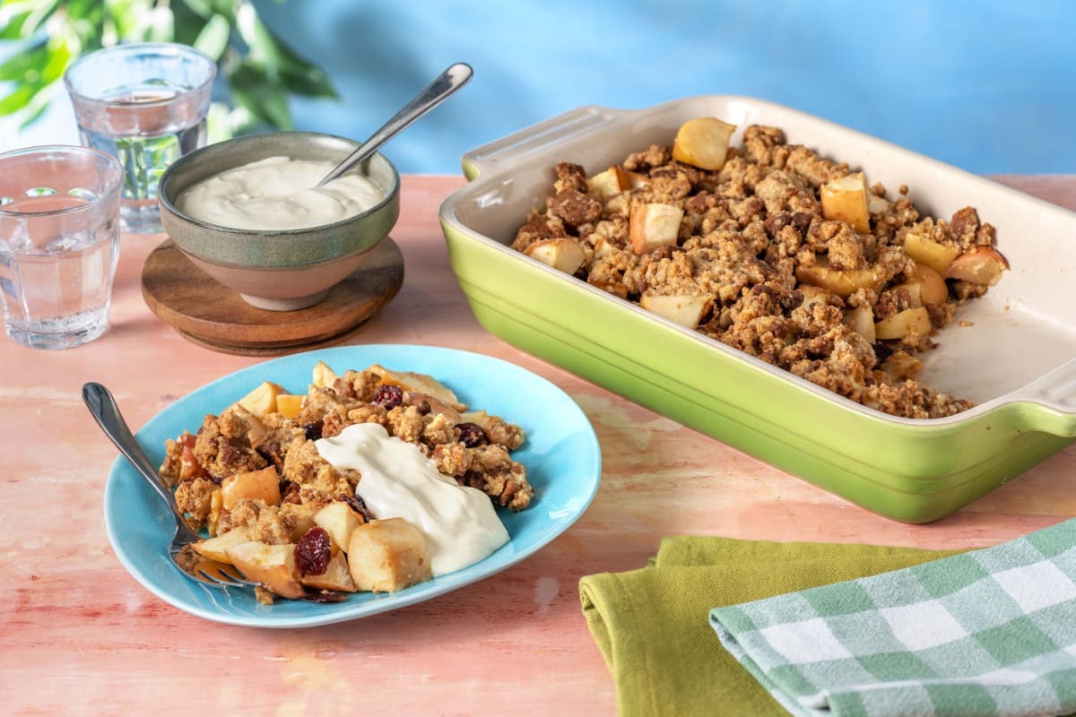 Apple Crumble mit Cranberries und süßem Schmand