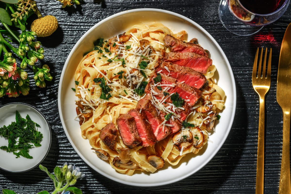 Feines Rindshuftsteak auf cremiger Jägersauce