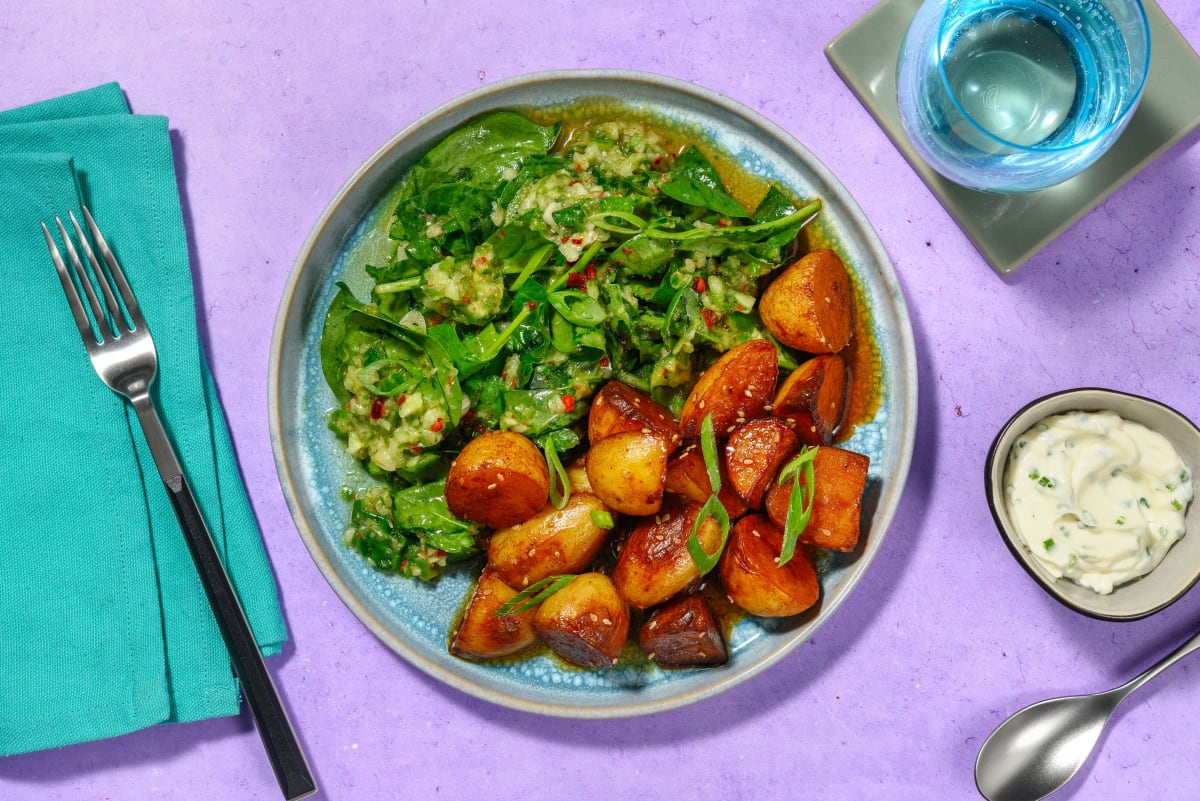 Korean glazed Potatoes mit spicy Salad & Dip