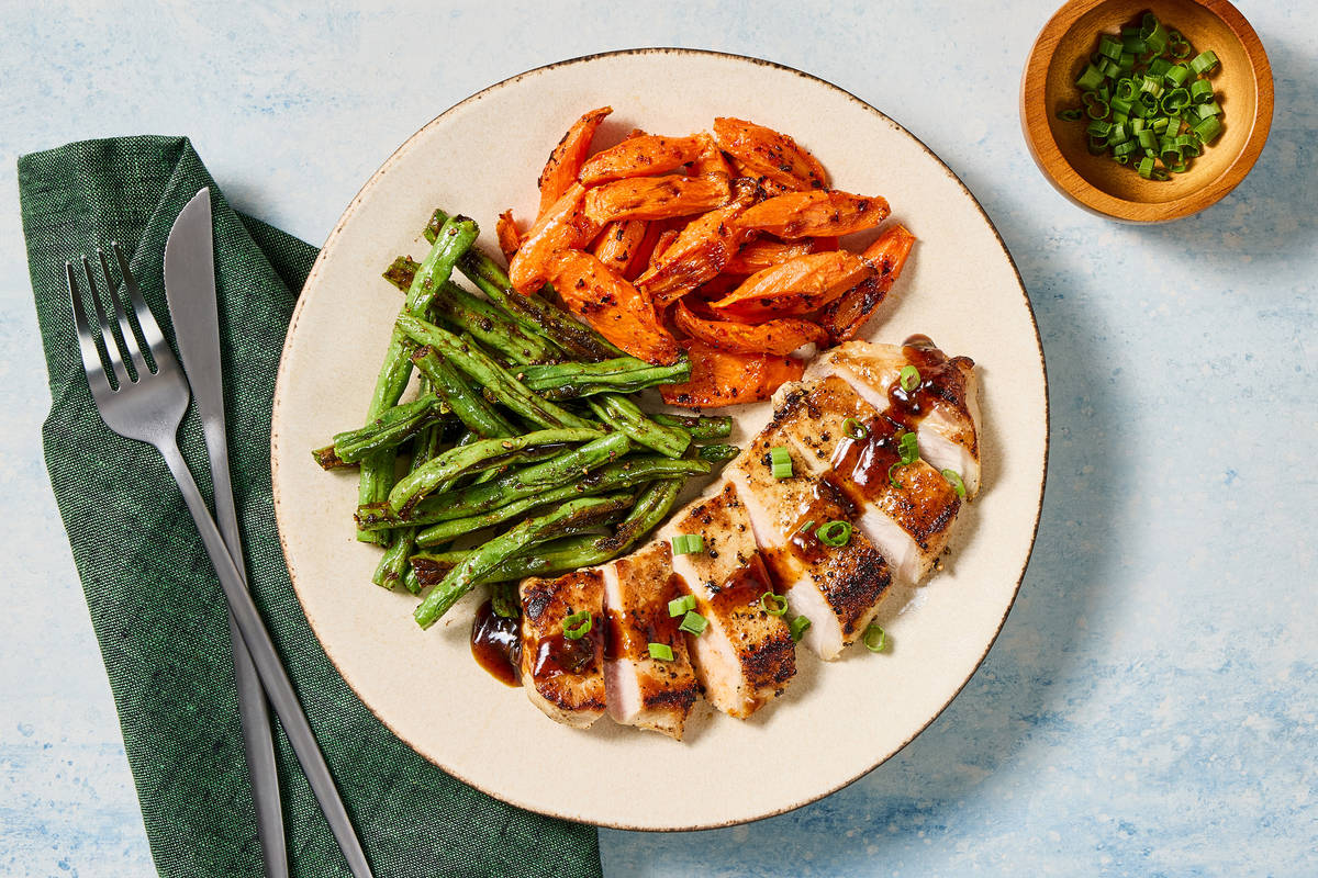 Sweet ’n’ Spicy Apricot Pork Chops Recipe | HelloFresh