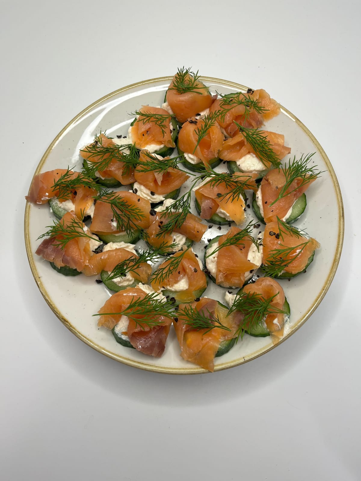 Lachs-Gurken-Canapés mit Kampot-Pfeffer