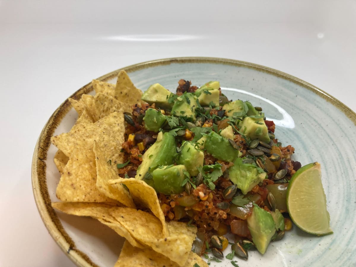 Mexikanische Quinoa Bowl mit Limettenjoghurt