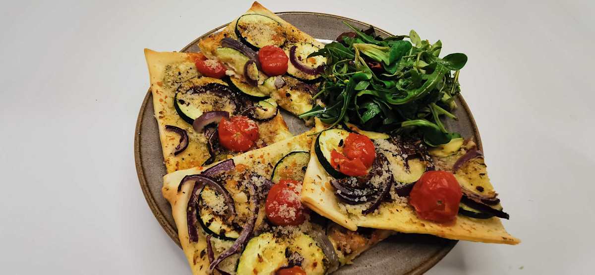 Flammkuchen Romana mit Basilikum-Ricotta-Creme