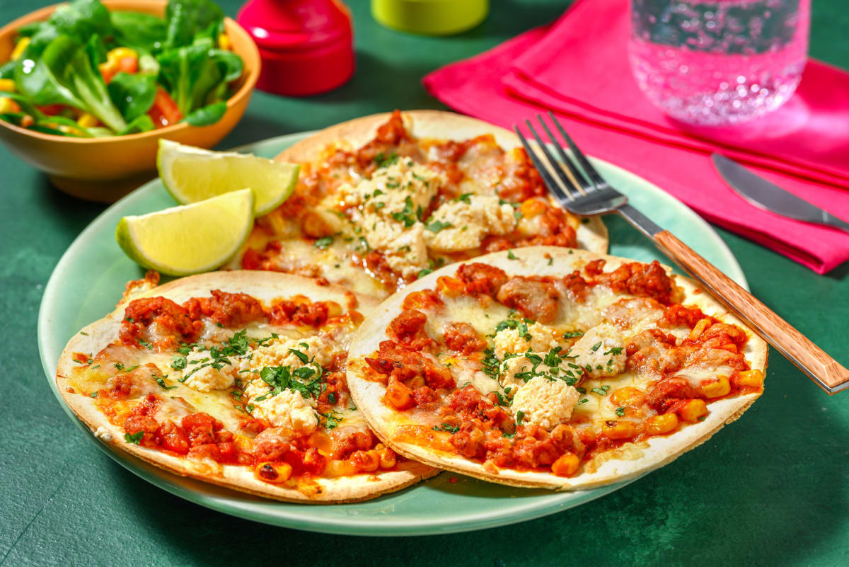 Tostada et dip de fromage grec avec poulet haché assaisonné et coriandre fraîche