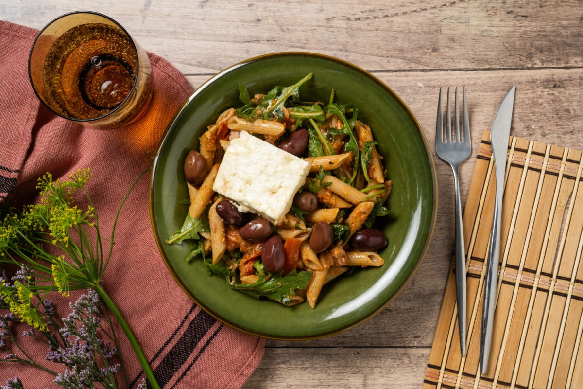 Pasta met tonijn, paprikapesto en baked feta
