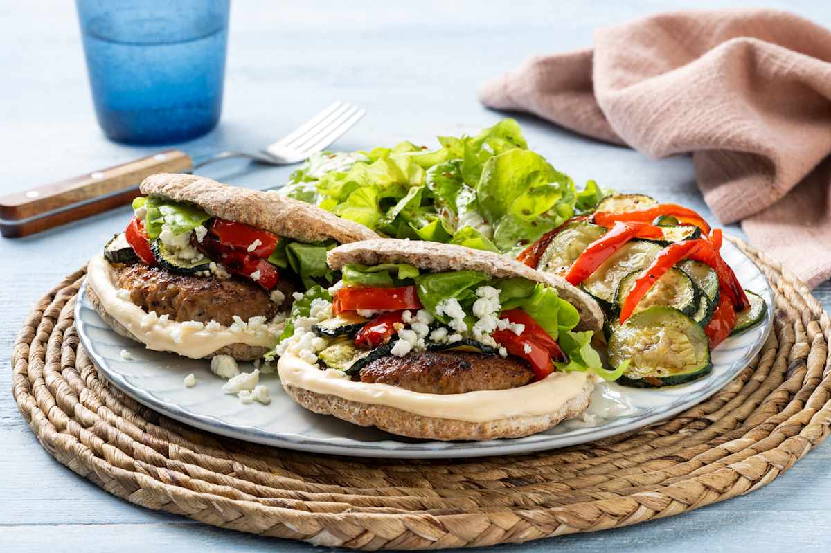Pita's met Duitse biefstuk, gegrilde groenten en chili-labnedip