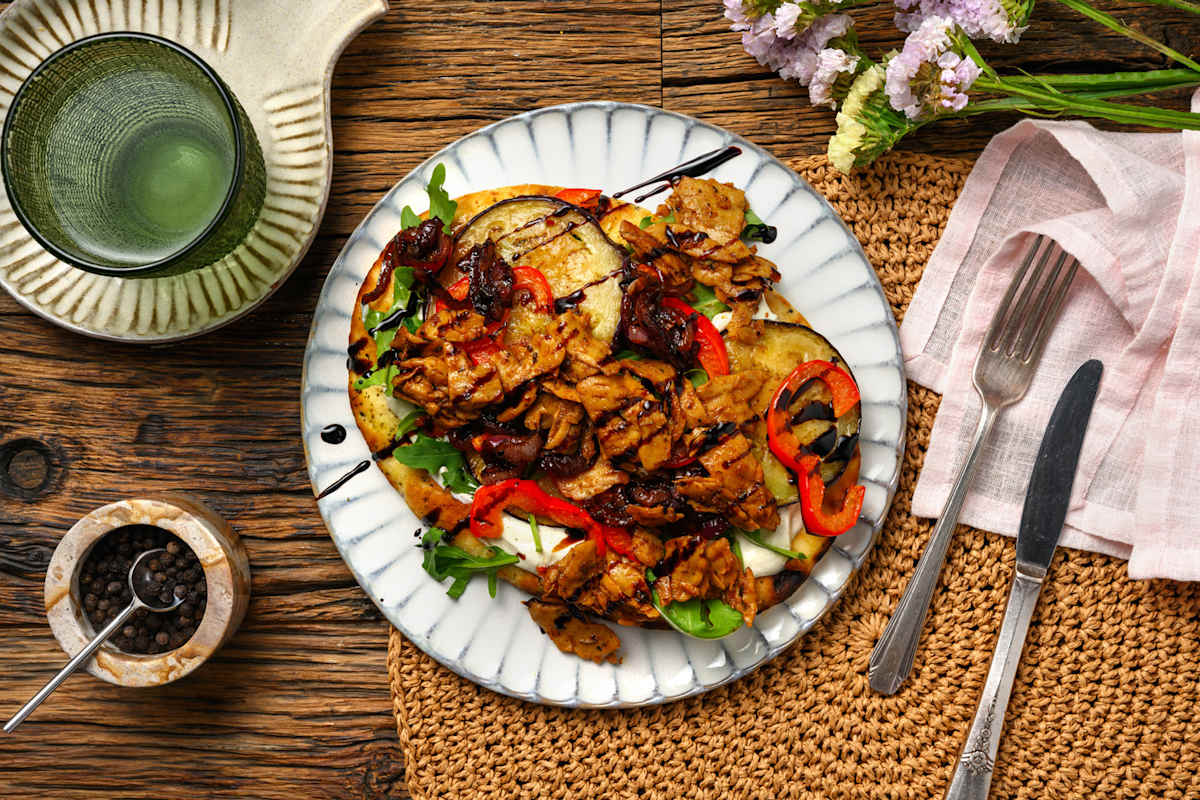 Vegan gyros naan pizza's