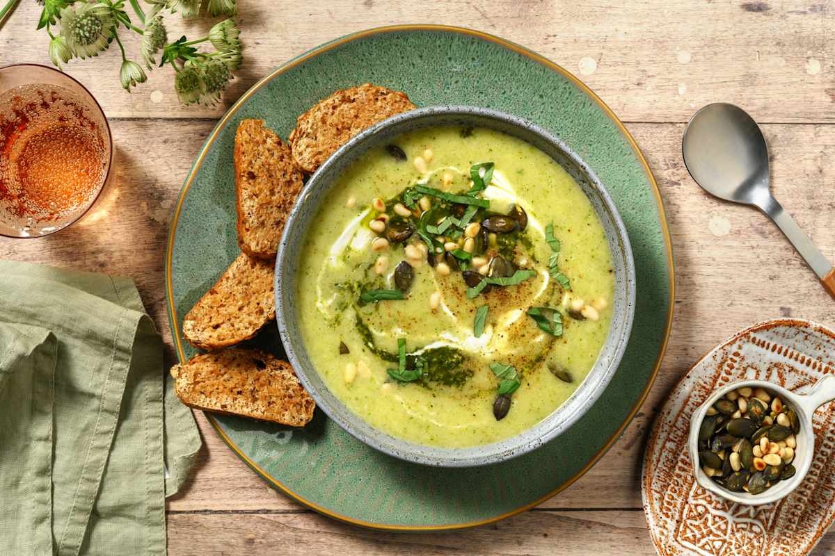 Pastinaak-courgettesoep met pijnboompitten en pesto