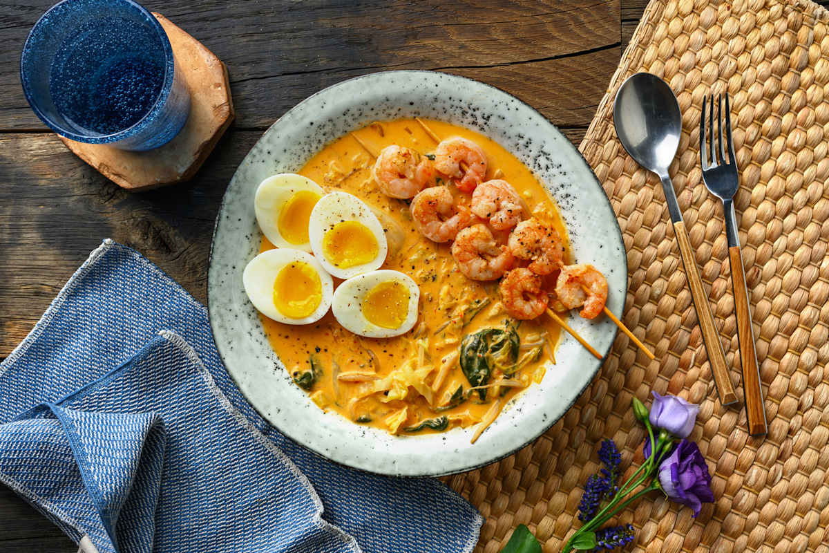 Currysoep met garnalenspiesen 