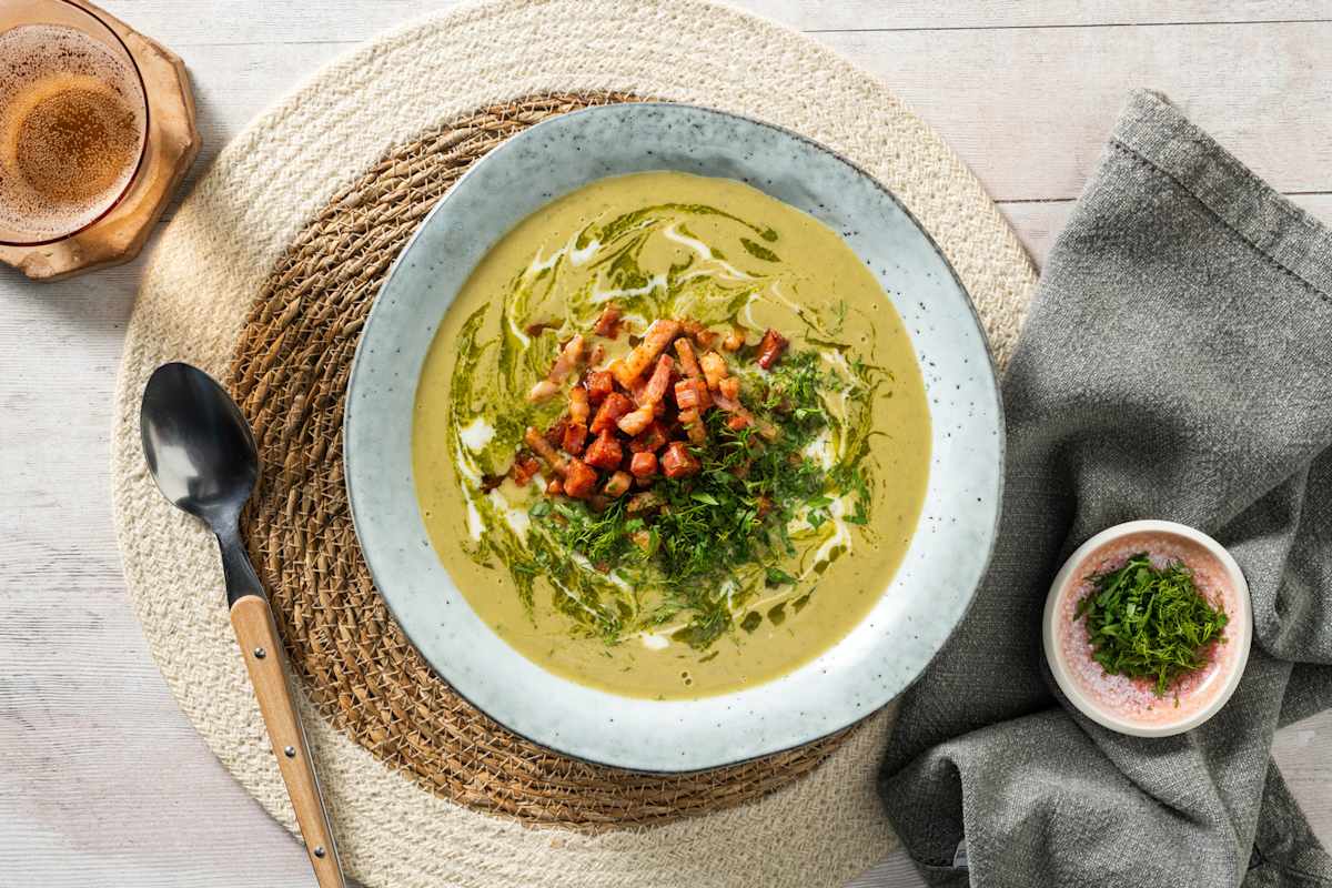 Courgette-broccolisoep met chorizo en spekreepjes