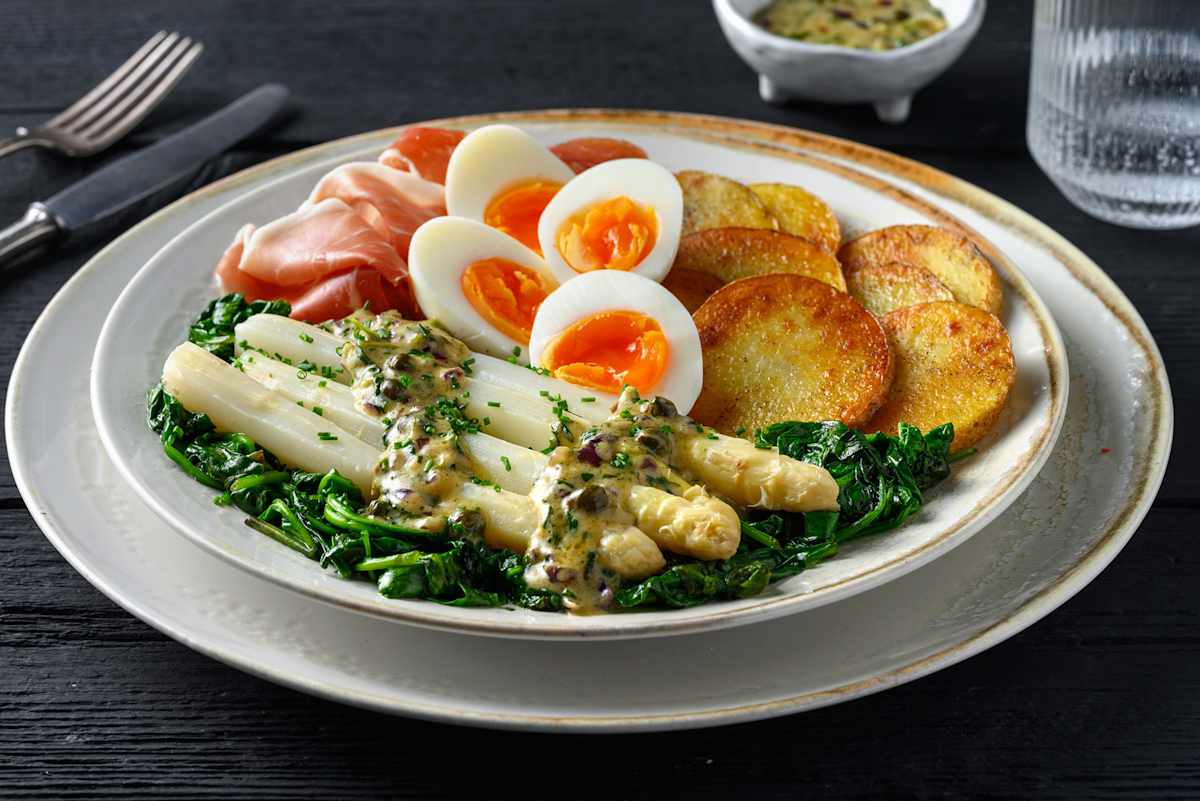 Witte asperges met romige dragonsaus