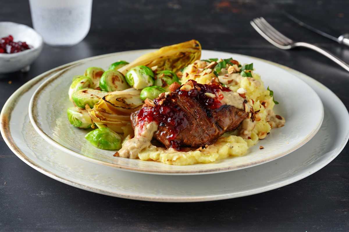 Hertenbiefstuk met aardappel-pastinaakpuree en romige jus 