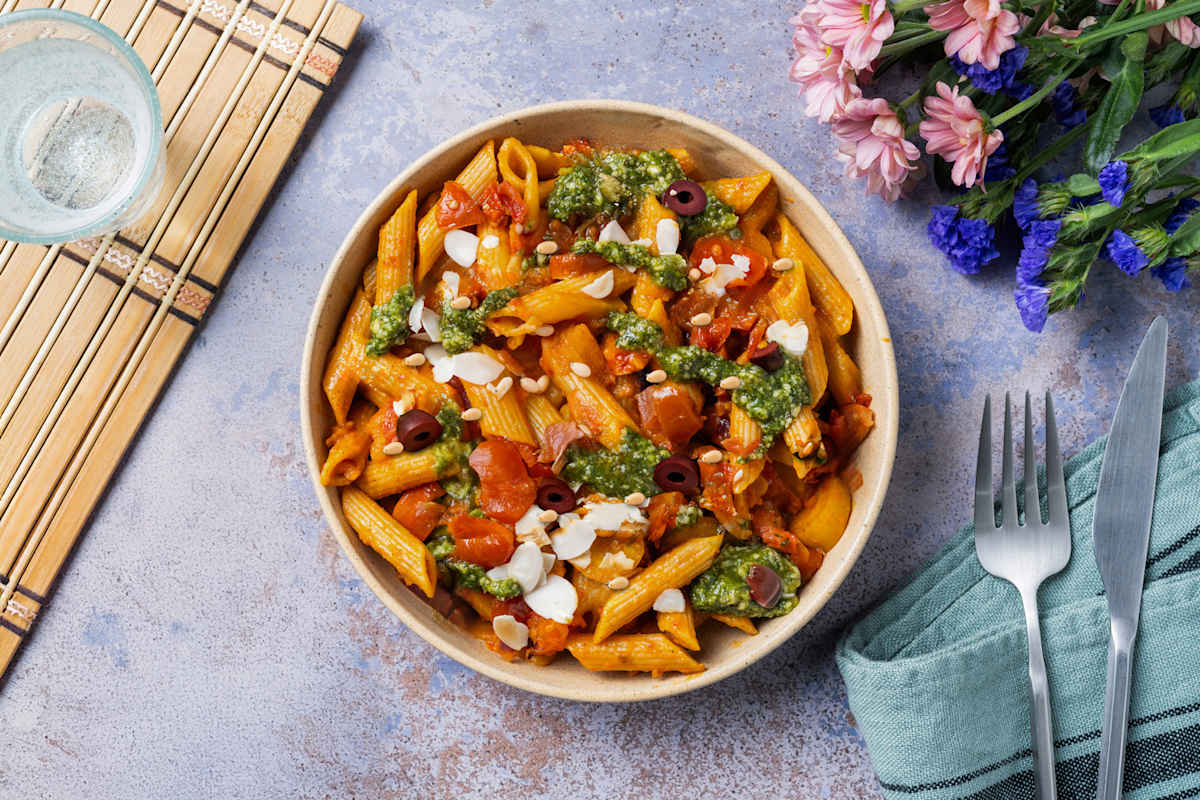 Vegan penne met basilicumcrème en geroosterde amandelen 
