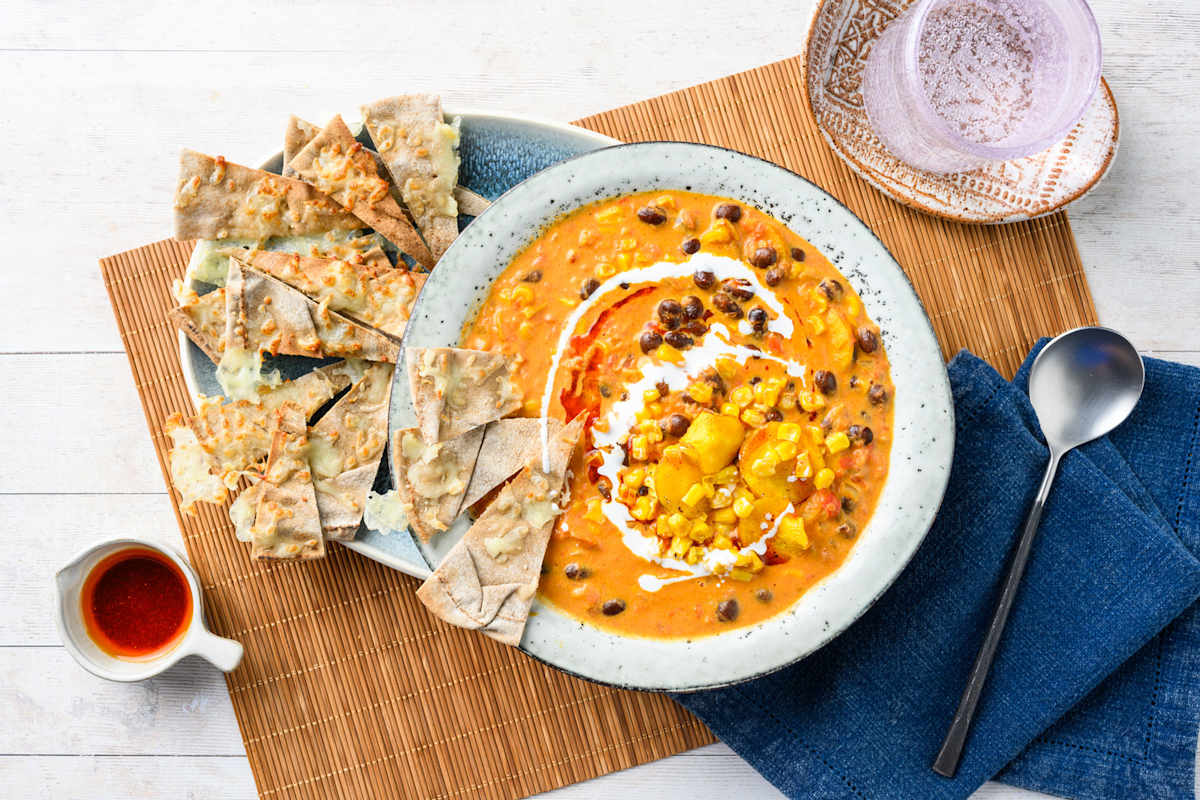 Vegan kokos-bonensoep met cheesy platbroodbites