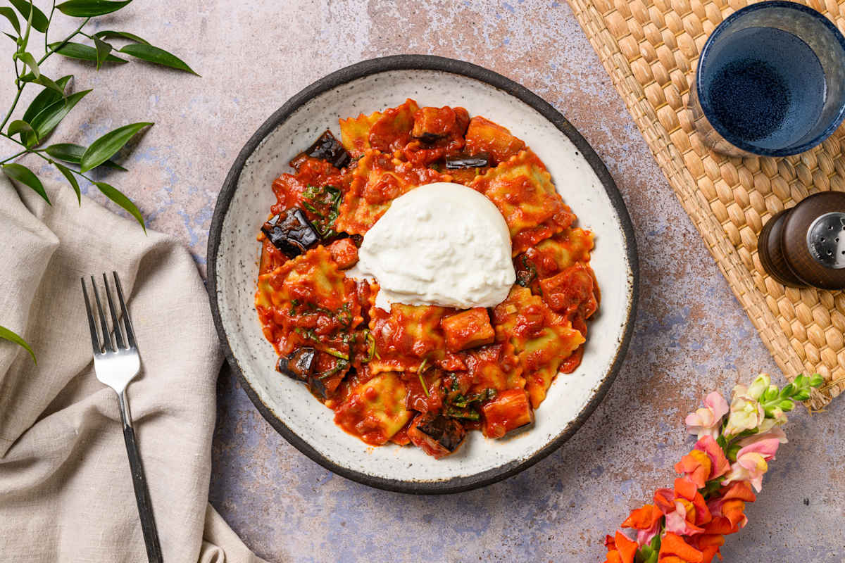 Verse ravioli in tomatensaus met burrata