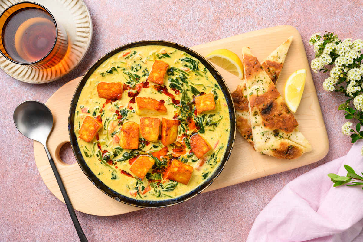 Romige spinaziecurry met gebakken halloumi