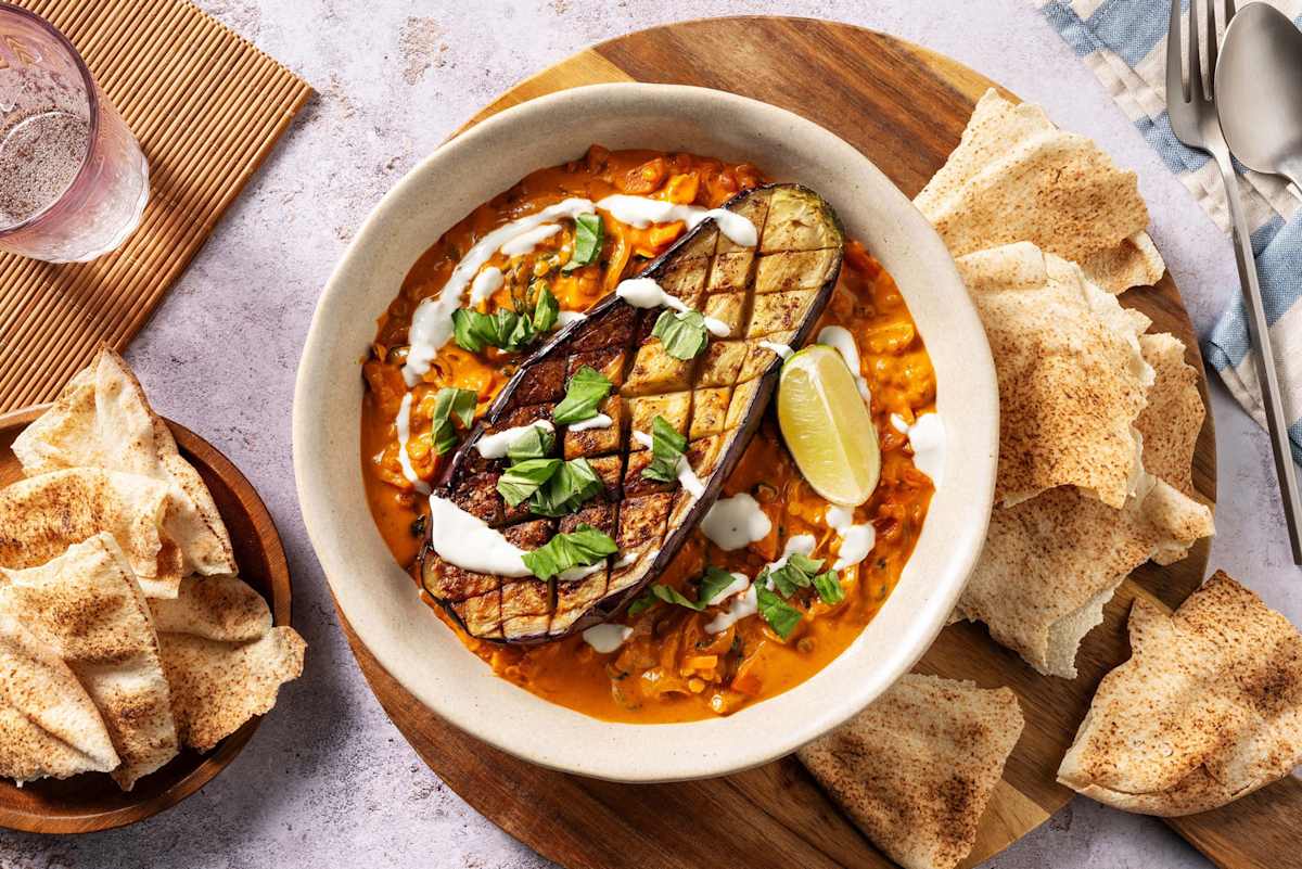 Pittige gele curry met aubergine en platbrood