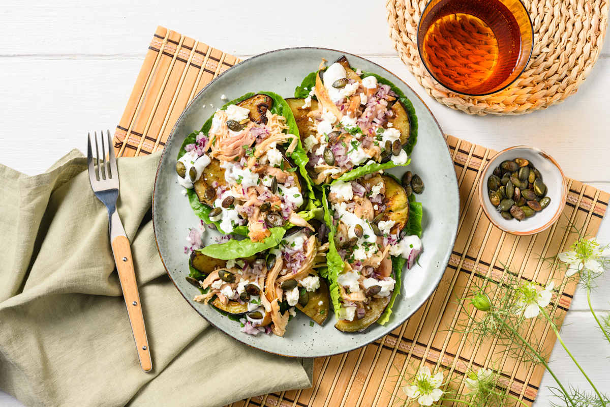 Griekse stijl sla taco's met pulled chicken
