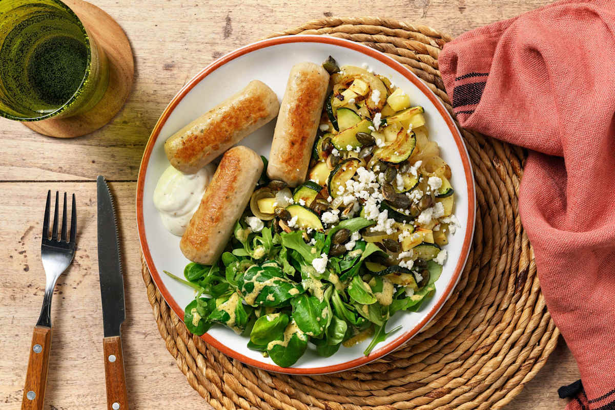 Traybake van peterseliewortel, courgette en kipsaucijs