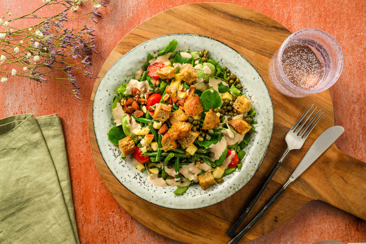 Frisse salade met makreel en romige kruidendressing