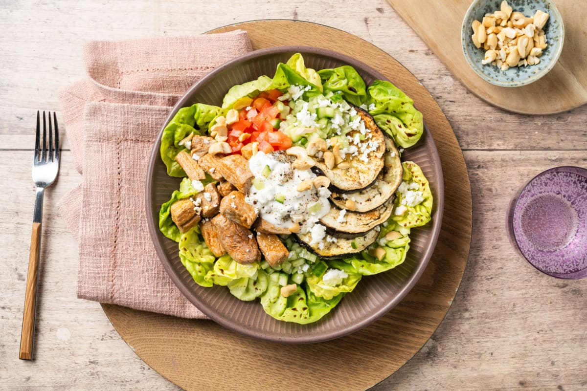 Griekse saladebowl met varkenshaasgyros
