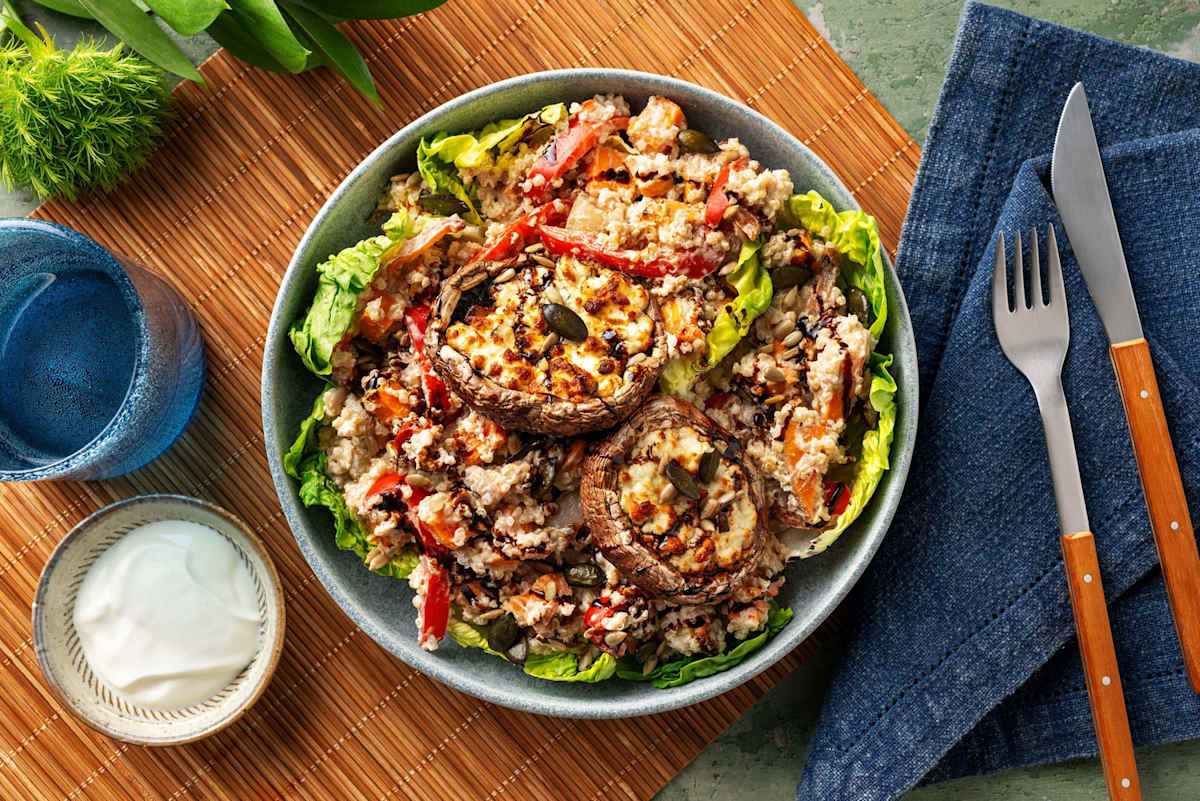 Quinoasalade en met feta gevulde portobello
