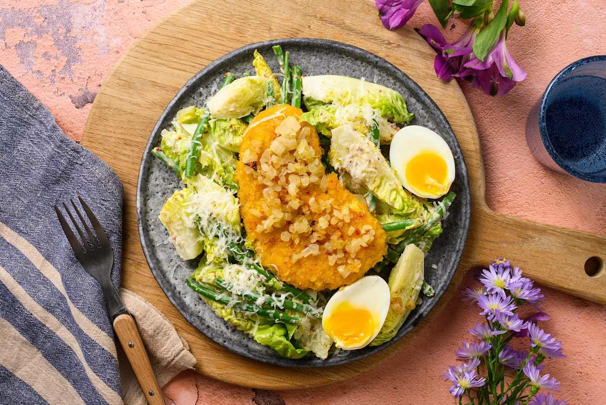 Caesarsalade met crispy "no chicken'' schnitzel