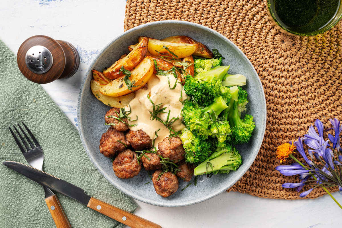 Hertengehaktballetjes met broccoli en kaassaus