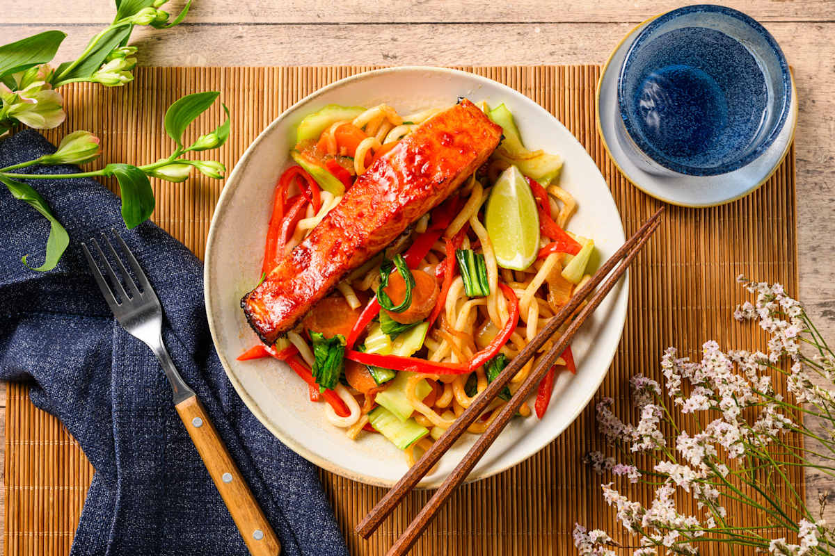Gochujang-zalm met udonnoedels