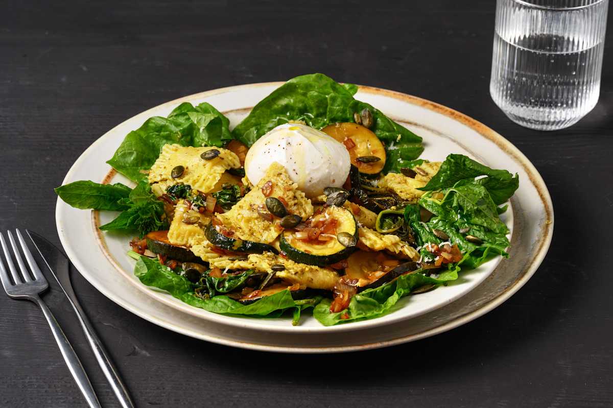 Ravioli gevuld met tuinbonen met pesto en burrata