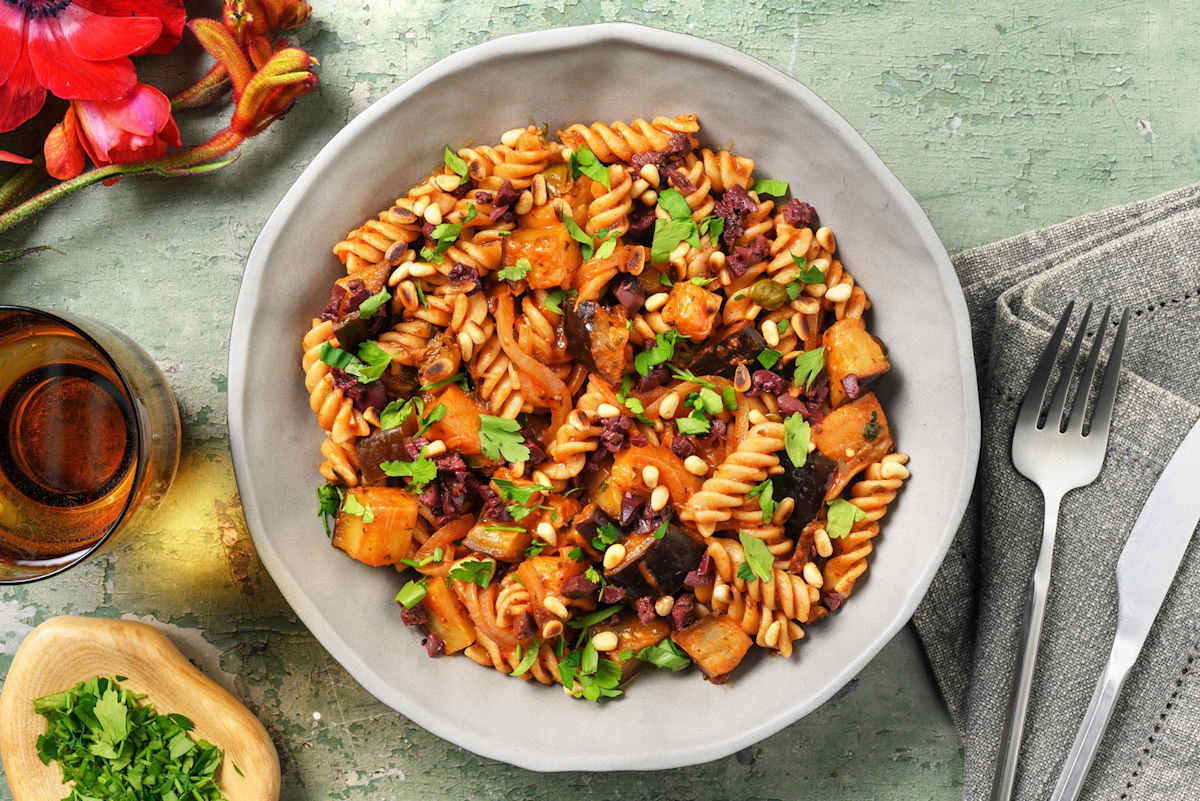 Volkoren fusilli caponata met aubergine, kappertjes en olijven
