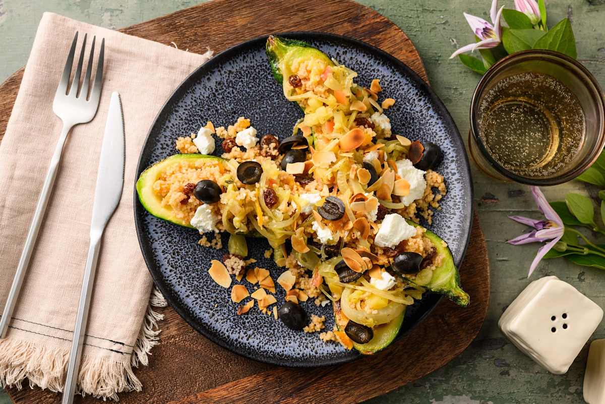 Gevulde courgette met Marokkaanse-stijl couscous en geitenkaas