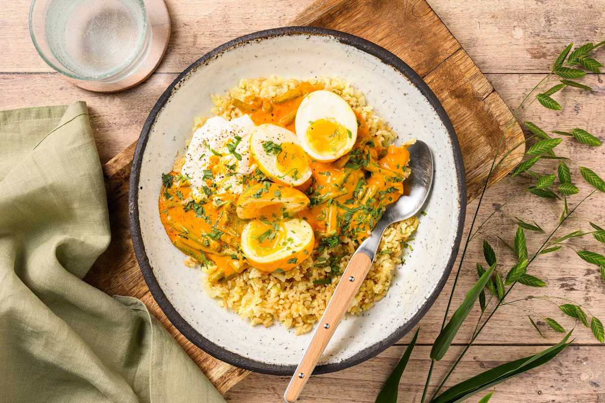 Geurige curry met gebakken ei en bloemkoolrijst