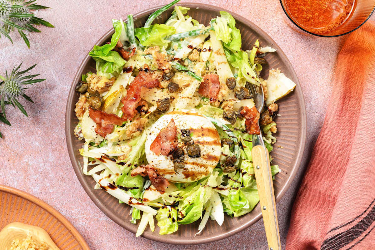 Winter salad with mozzarella and bacon