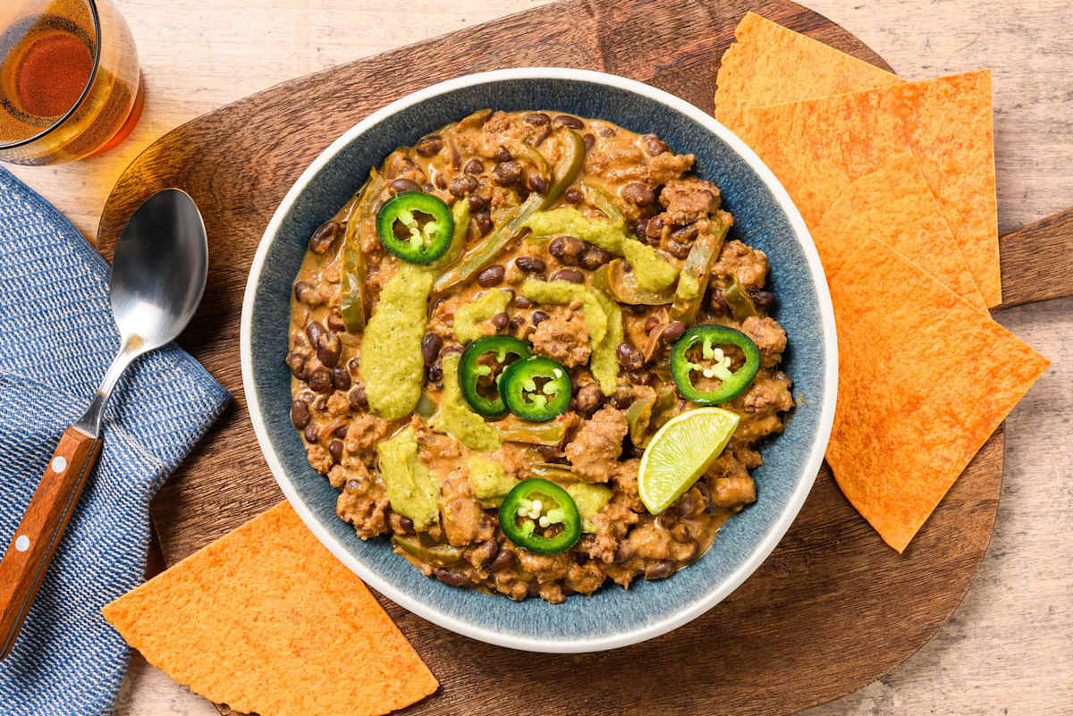 Pittige cheesy chili met rundergehakt en frisse courgettesalsa