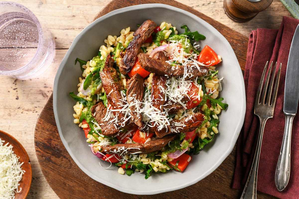 Parelgerstsalade met biefstukreepjes en geroosterde cherrytomaten