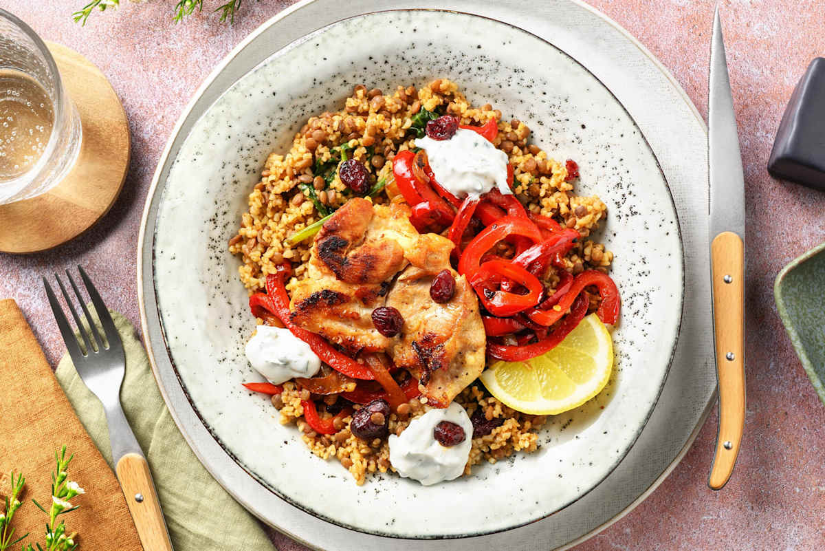 Kruidige bulgurbowl met kippendijfilet en cranberry's