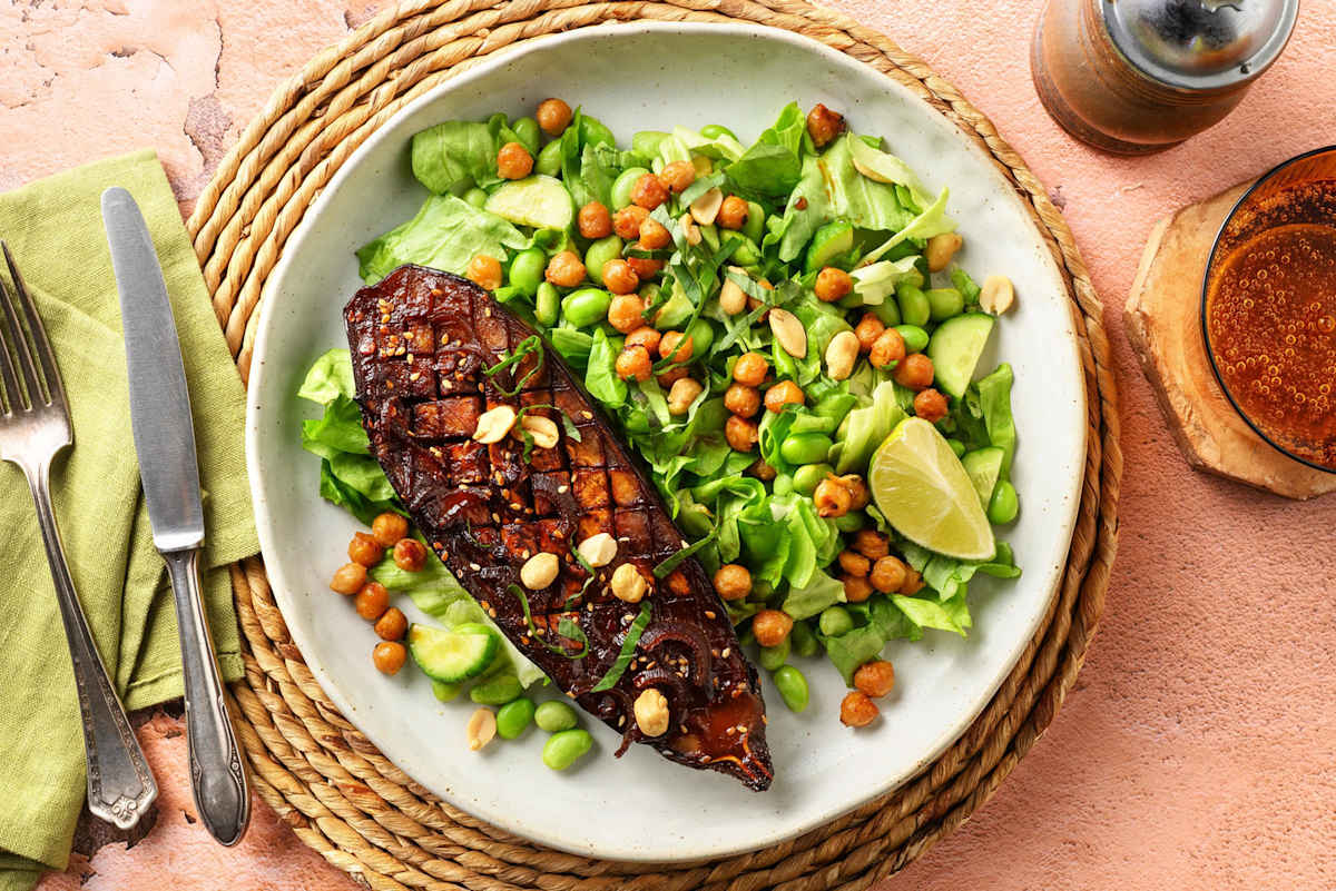 Salade met sticky aubergine en geroosterde miso-kikkererwten