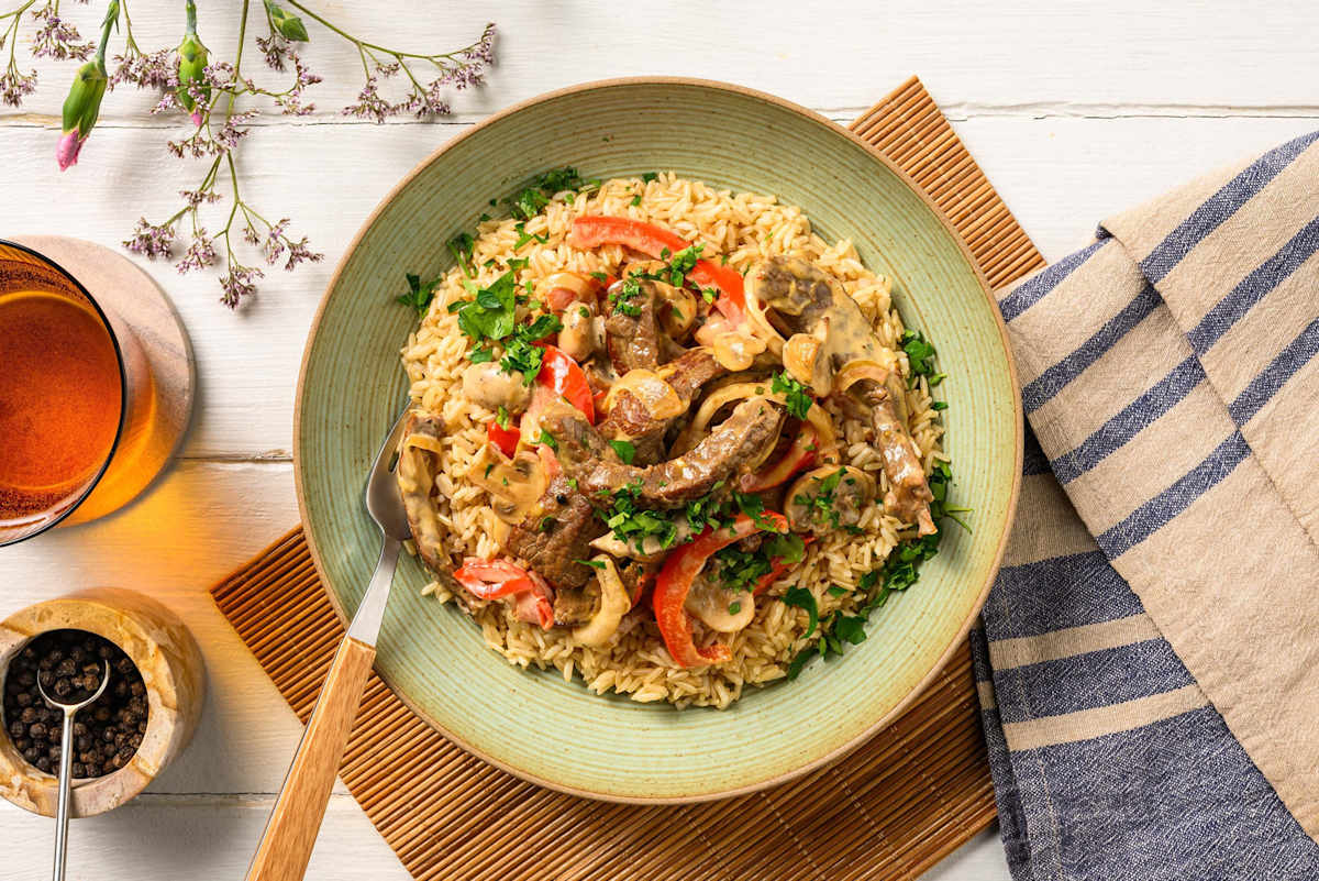 Biefreepjes in stroganoffsaus met bruine rijst
