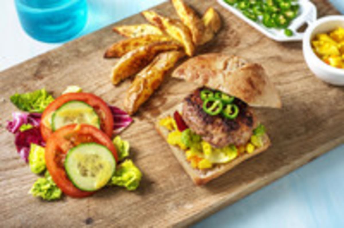 Niet gebruiken. Burger met pittige groene peper en piccalilly